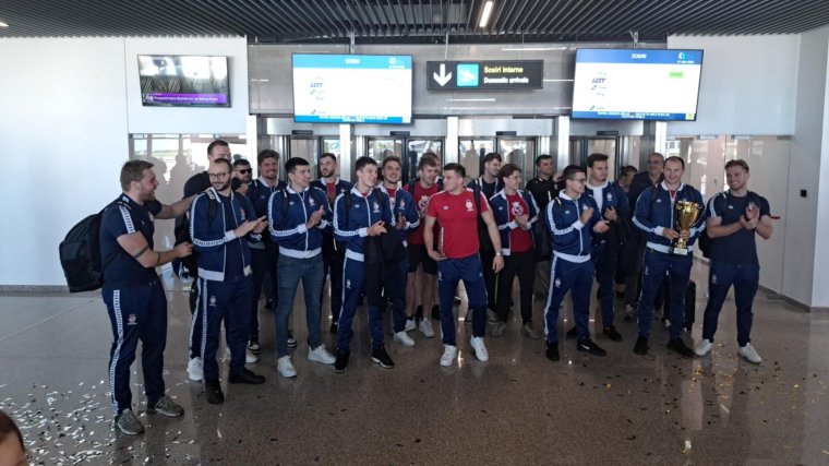 Bajnokcsapathoz méltó fogadtatásban részesültek a vízilabdázók | VIDEÓ