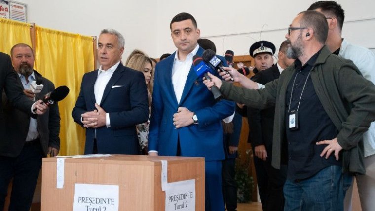 A rendőrség kitessékelte Simiont és Georgescut a szavazóhelyiségből