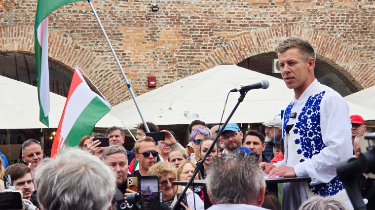 FRISSÍTÉS | Nagyváradon zárta országjáró gyalogtúráját Magyar Péter, ellentüntetők is fogadták a várban