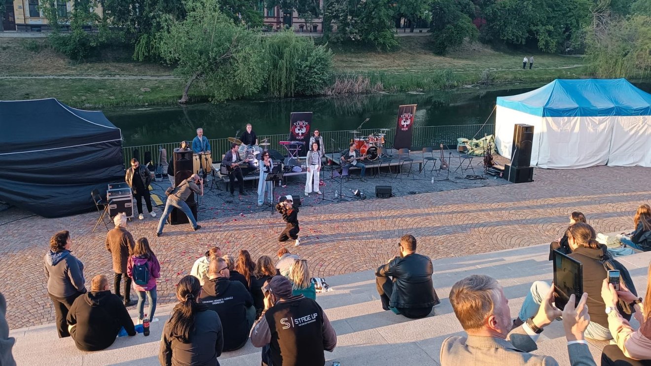 A Körösparti Pódiumon és a BorParton folytatódnak a koncertek