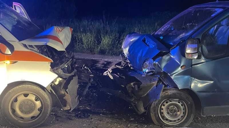 Pácienst szállító mentőkocsi karambolozott péntek éjjel, négy személy megsérült