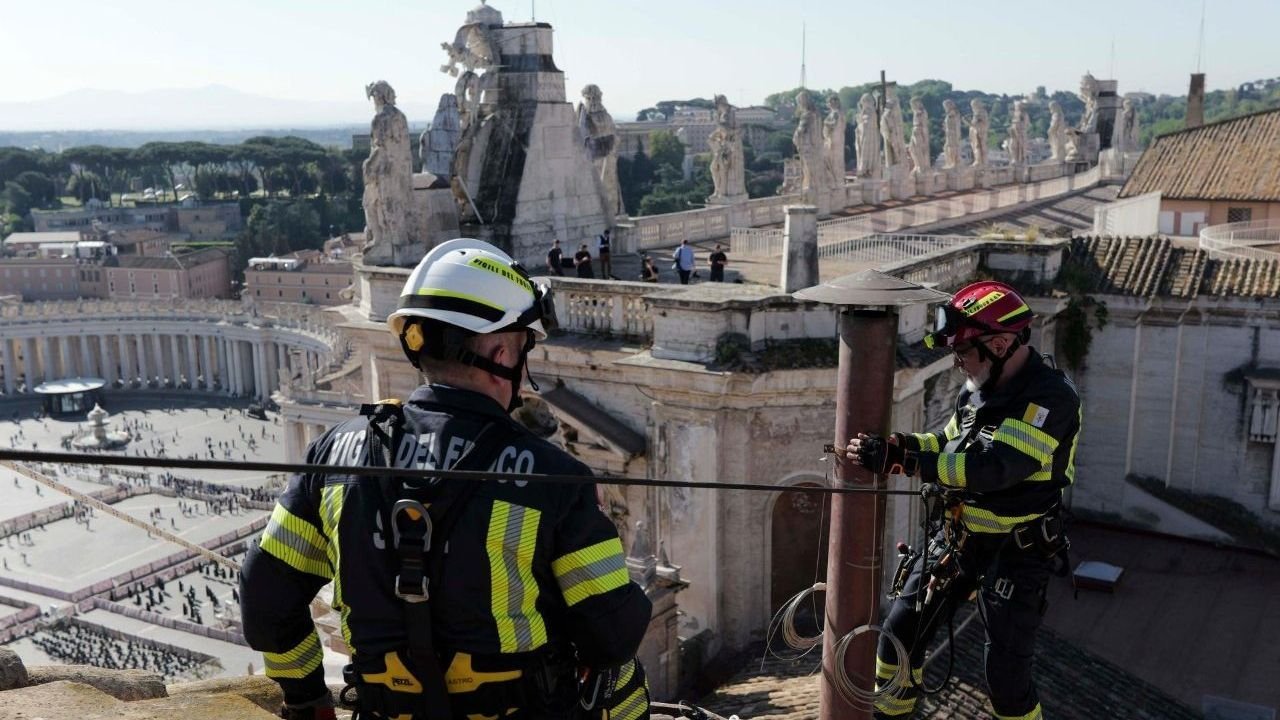 Pápaválasztás: Feltették a kéménycsövet a Sixtus-kápolna tetejére