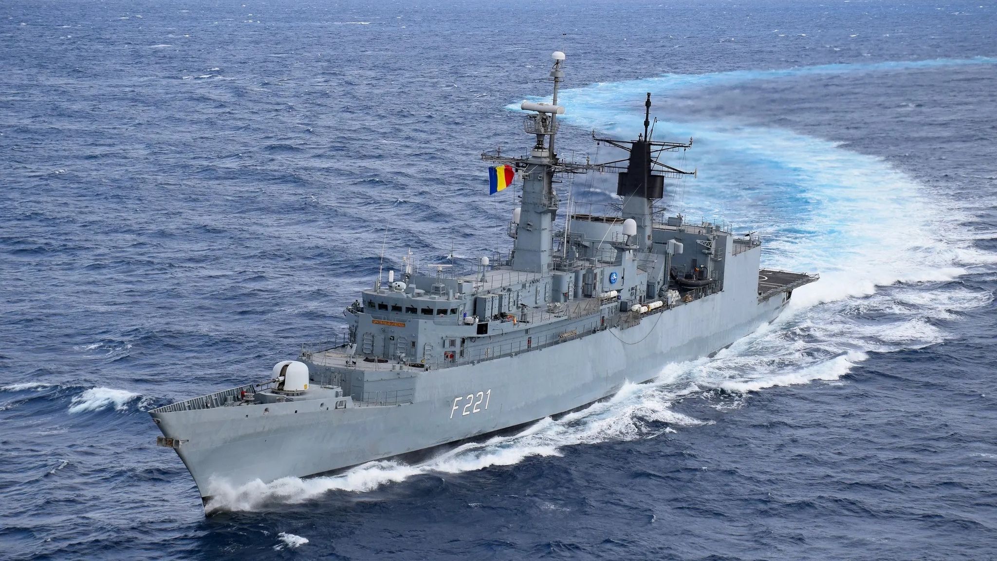 Védelmi minisztérium: egy tengerész eltűnt vasárnap a Földközi-tengeren küldetésben levő hadihajó fedélzetéről