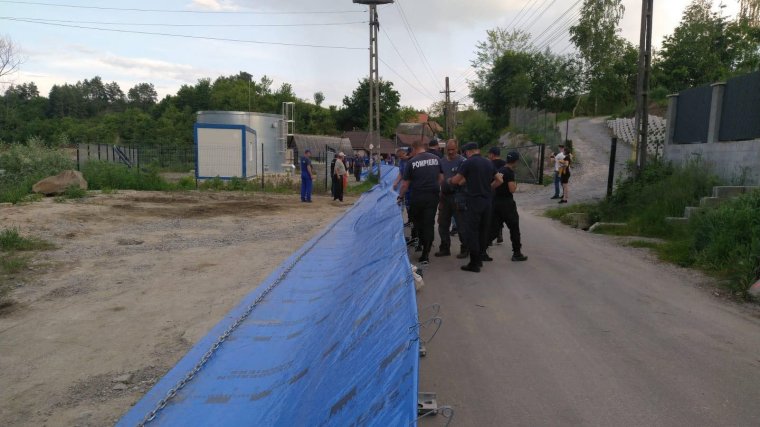 Önkéntesek százai segítettek az árvízvédelmi gátak megépítésében Parajdon