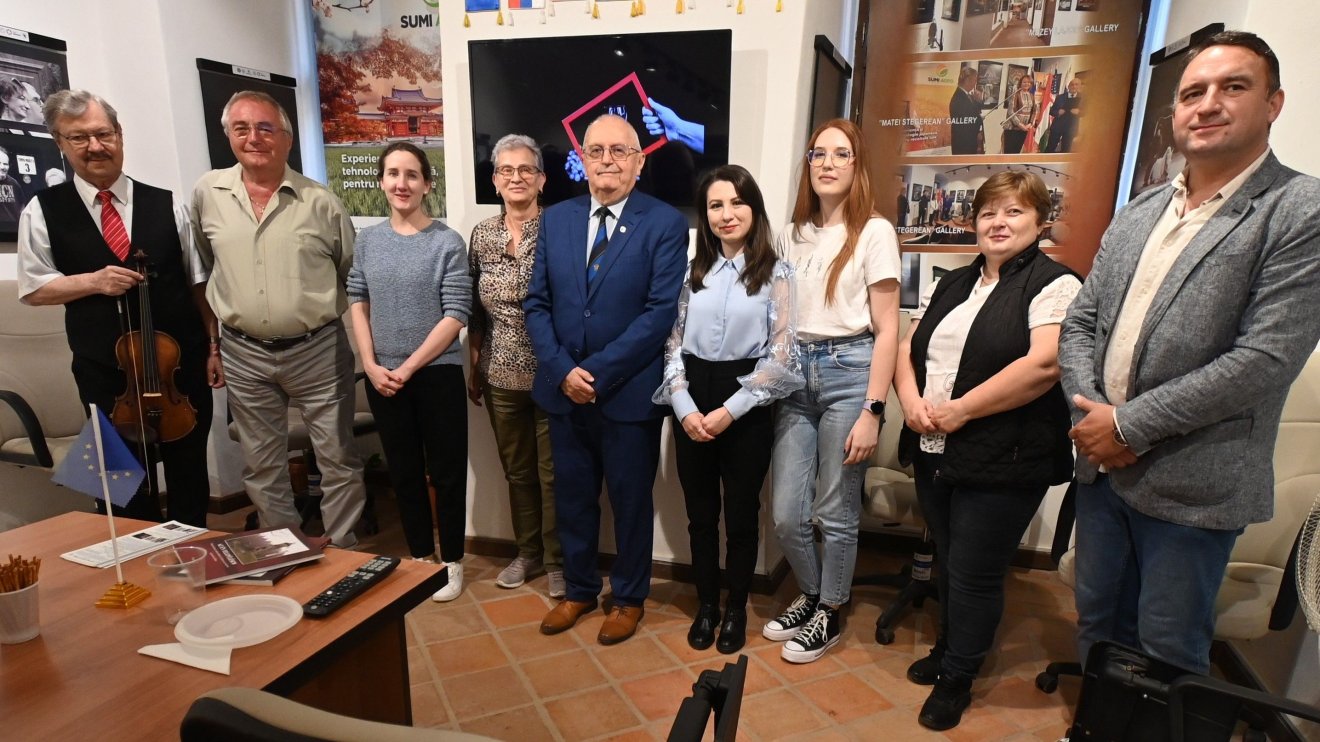 Kárpát-medencei fotósok munkáiból nyílt kiállítás a várban