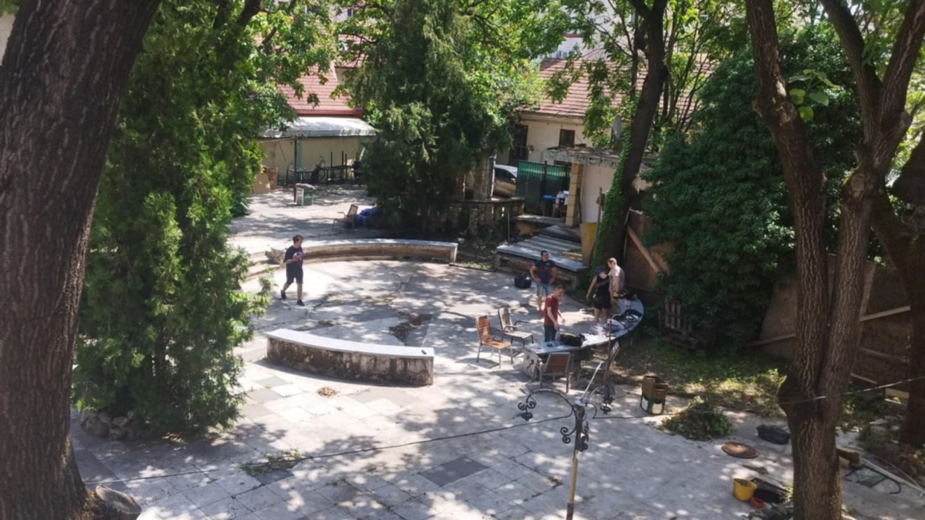 Beköltözik a Lokál a Park Szálló udvarára