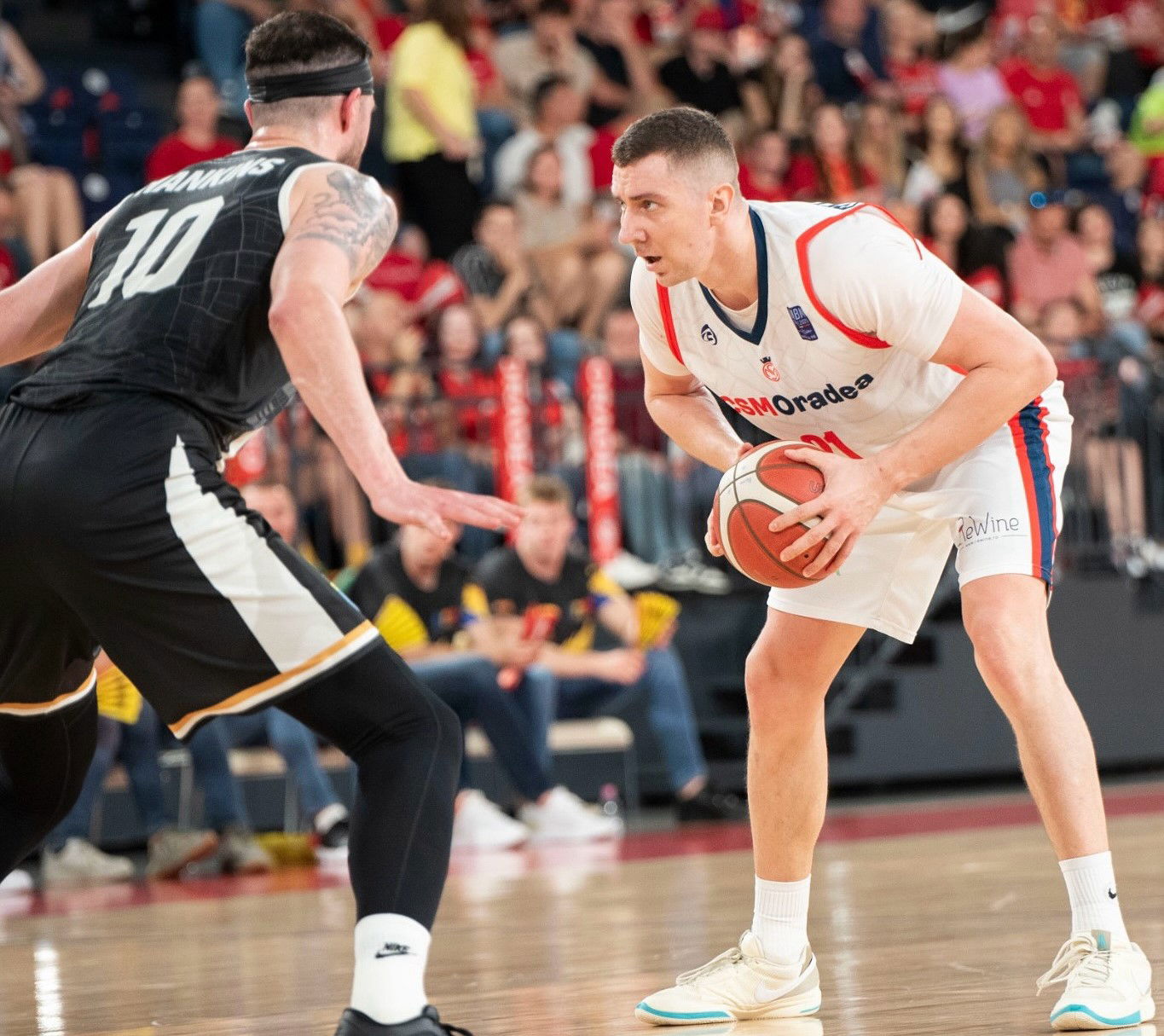 Pattanásig feszült hangulatban folytatódik a döntő