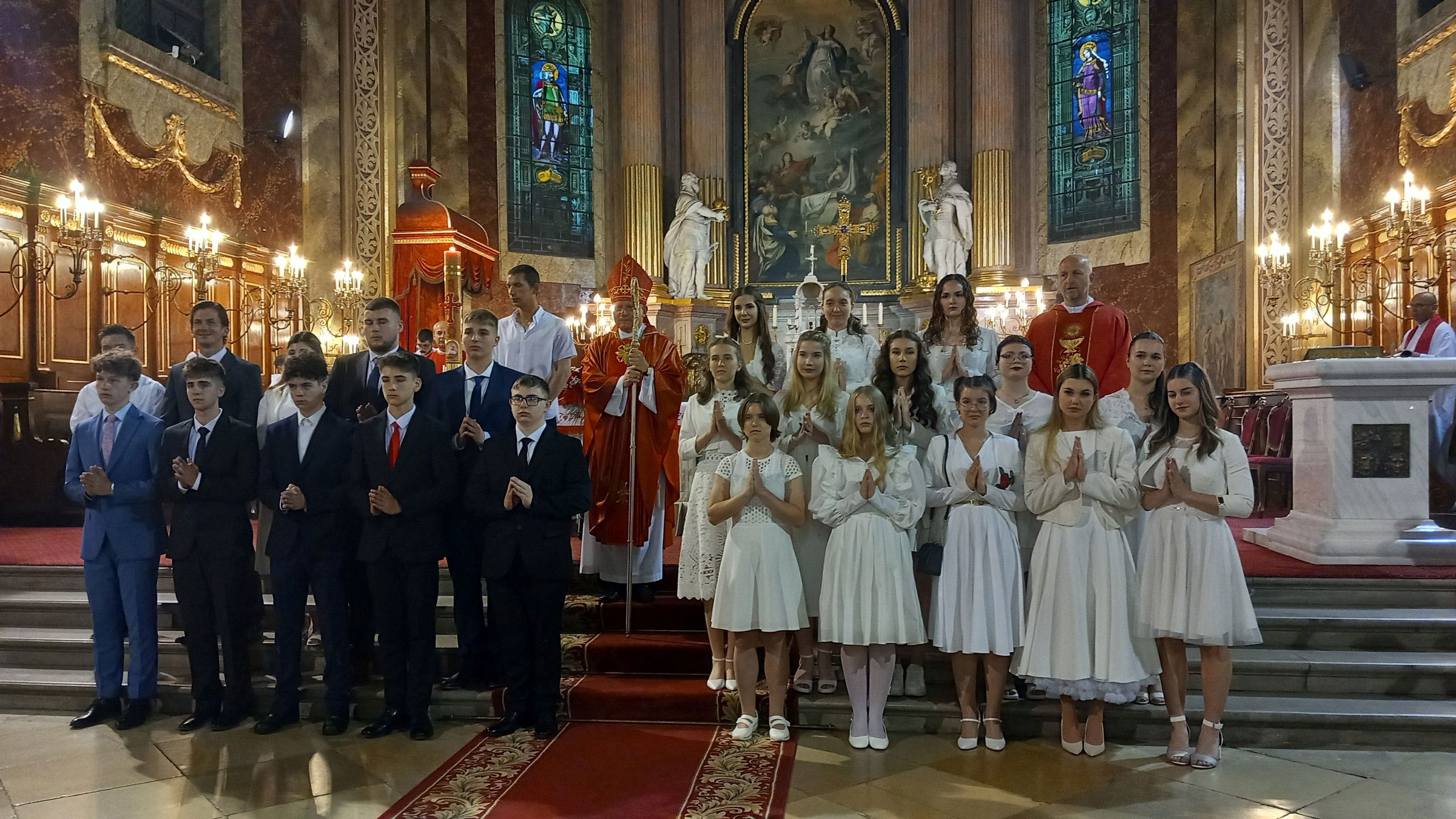 Bérmálással ünnepelték a pünkösdöt a nagyváradi székesegyházban