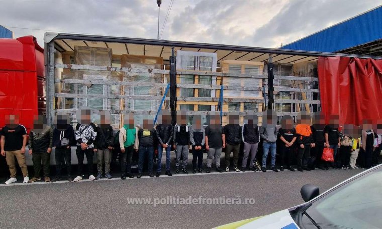 Szúrópróbaszerű ellenőrzés miatt bukott le egy migránscsempész Arad megyében