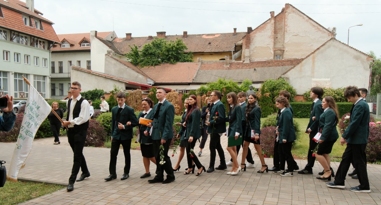 Véget ér pénteken a tanév a végzős diákok számára