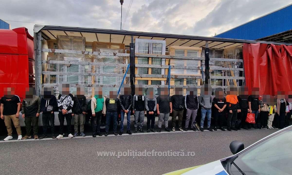 Szúrópróbaszerű ellenőrzés miatt bukott le egy migránscsempész Arad megyében