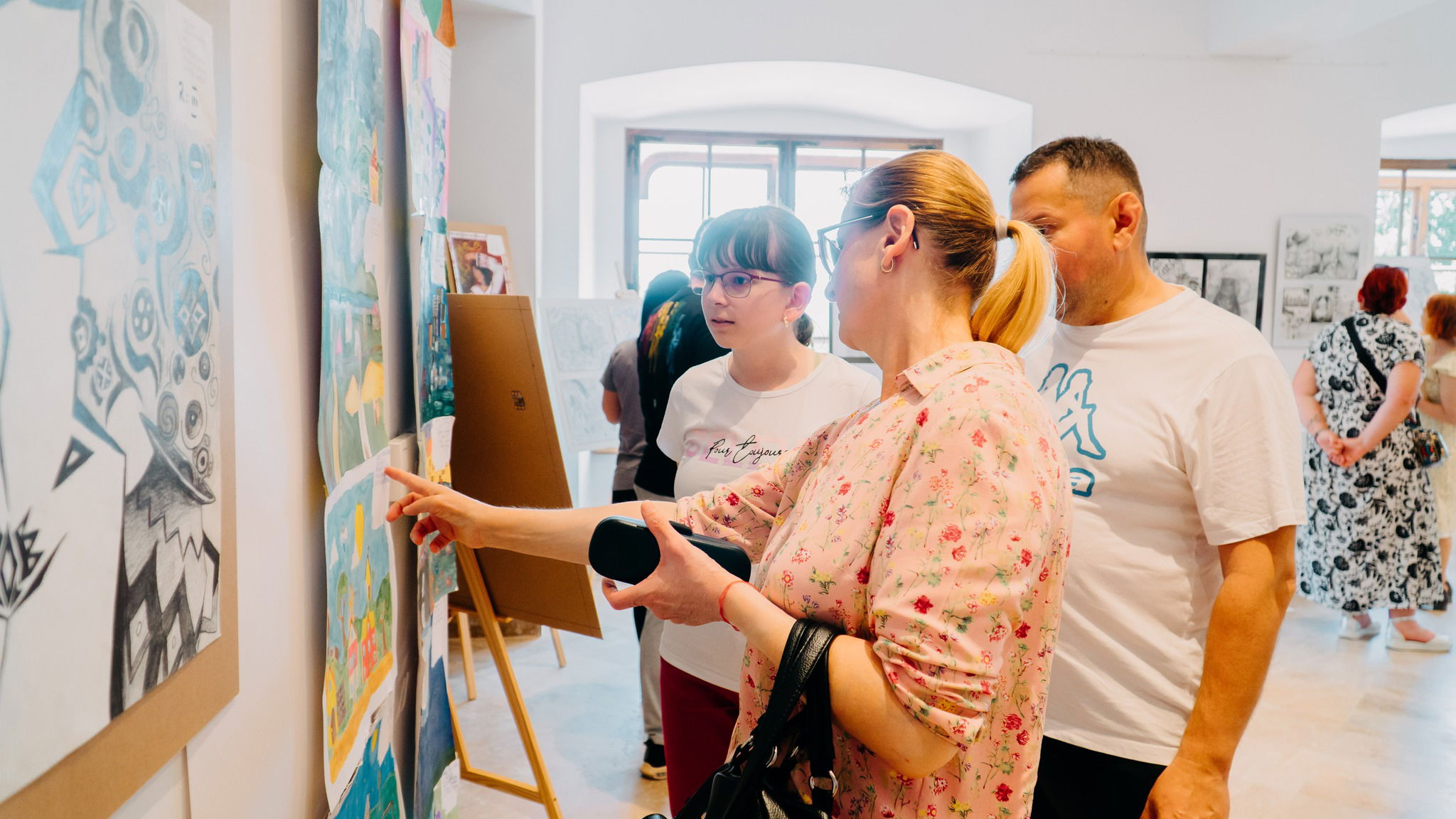 Regionális képzőművészeti diákpályázat alkotásai a püspöki palotában