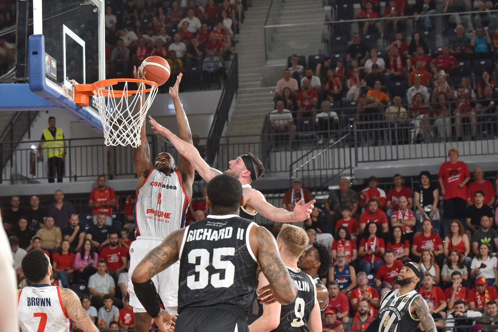 Ma este minden tekintet a Nagyvárad Arénára szegeződik