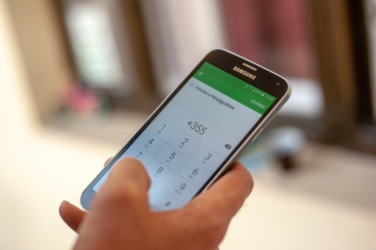 Érzelmi sokkhatásra épít az új csalási módszer: gyermekünk hangján is hívhatnak