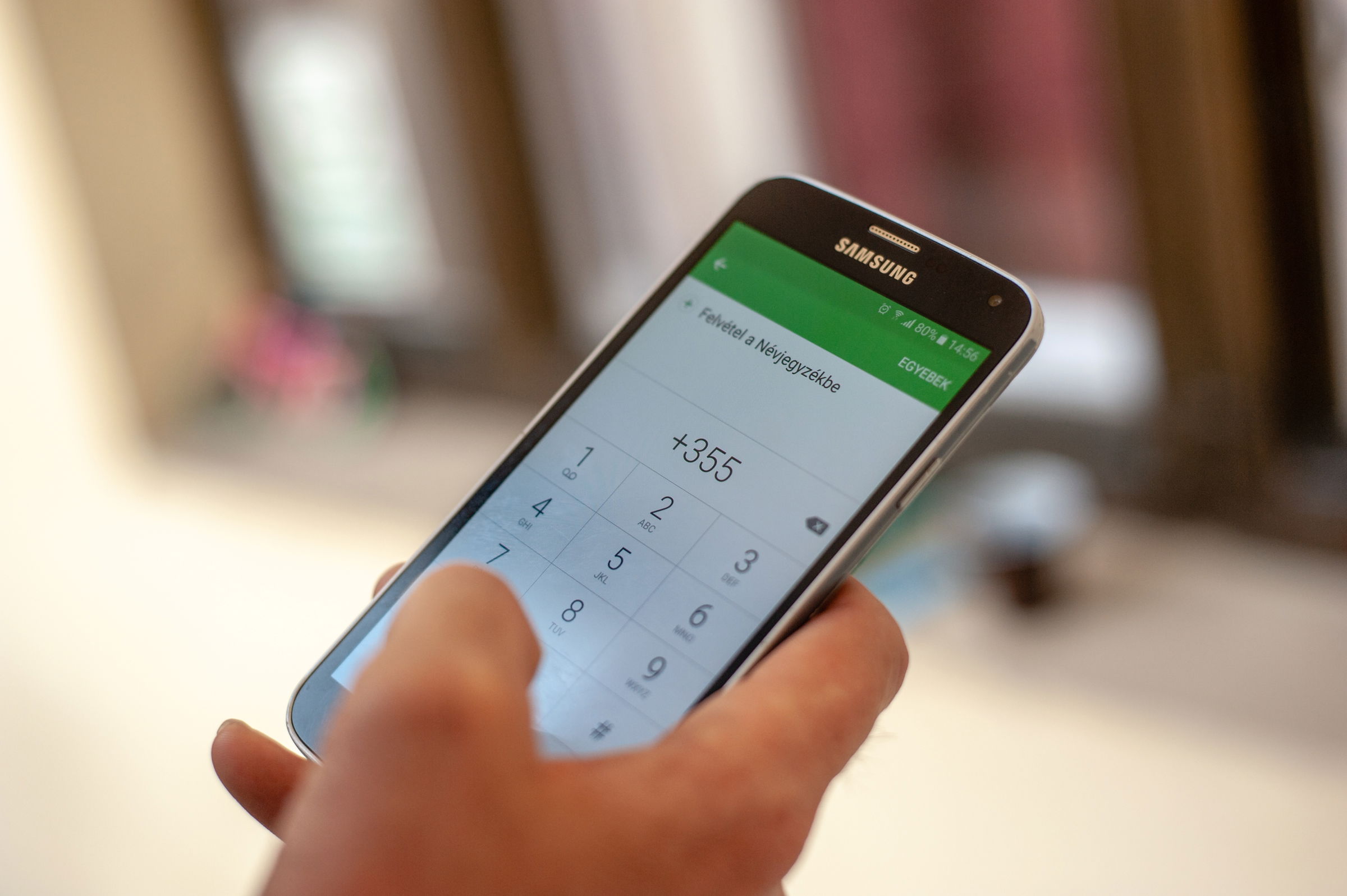 Érzelmi sokkhatásra épít az új csalási módszer: gyermekünk hangján is hívhatnak