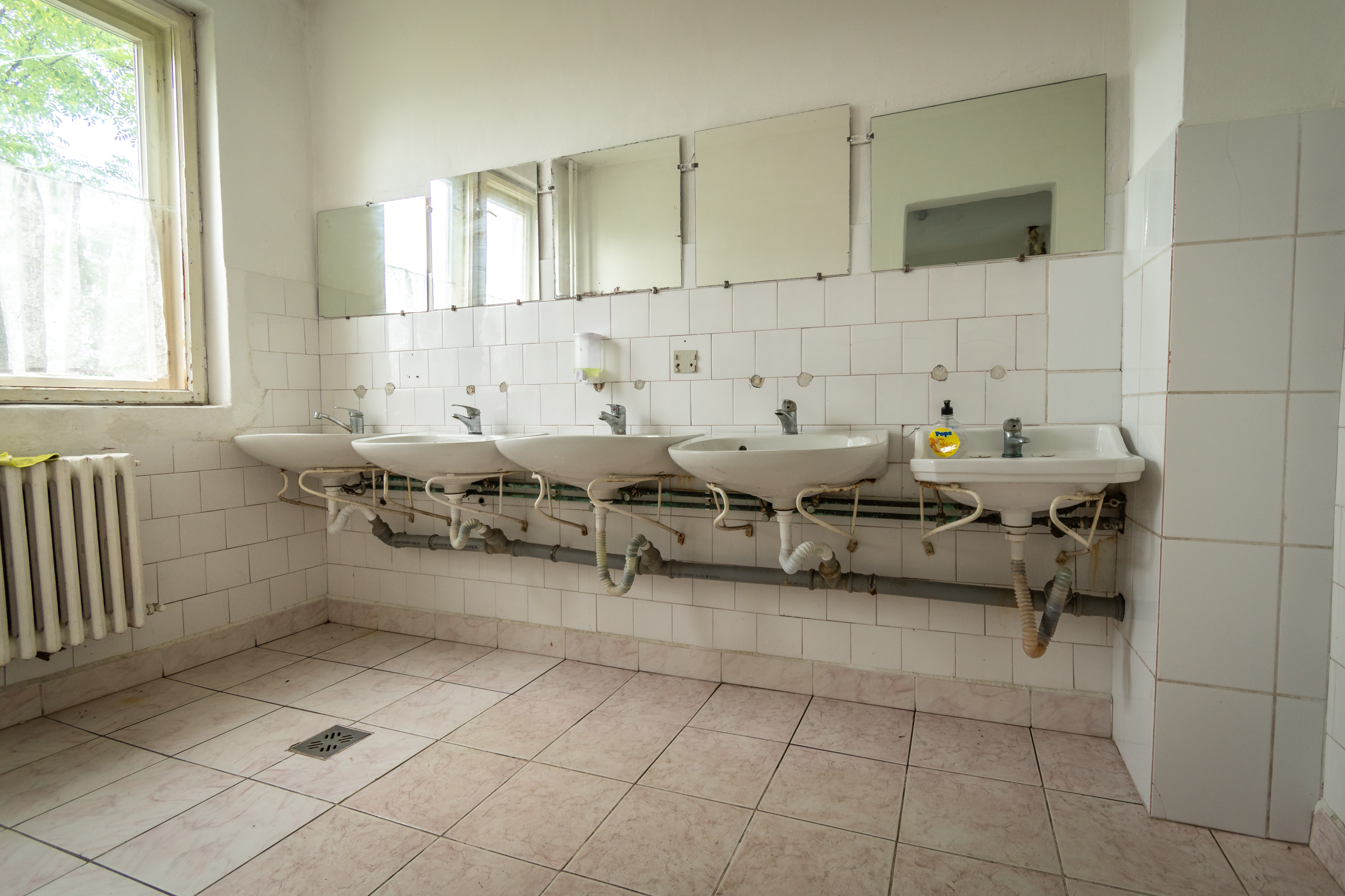Kinti vécék és folyó víz nélküli mosdók: közel száz iskolában folytatódhatnak a korszerűsítések
