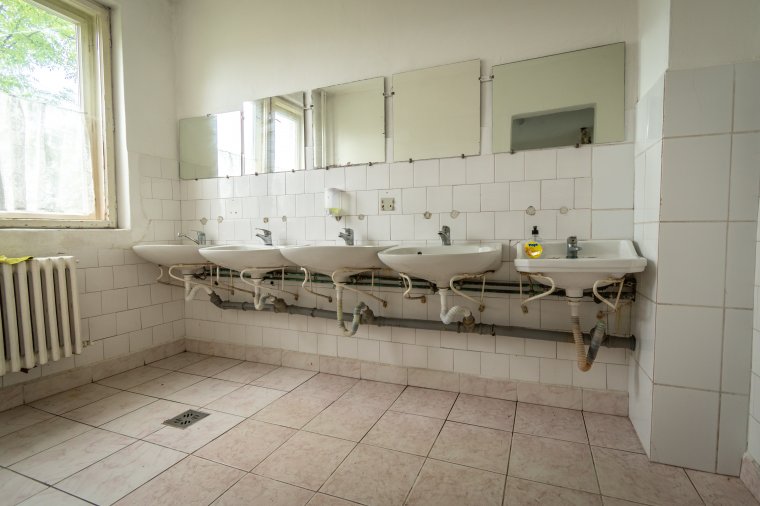 Kinti vécék és folyó víz nélküli mosdók: közel száz iskolában folytatódhatnak a korszerűsítések