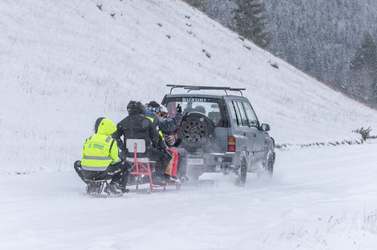 Hídfőnek ütközött az autó által vontatott szán Olt megyében, egy tinédzser életét vesztette