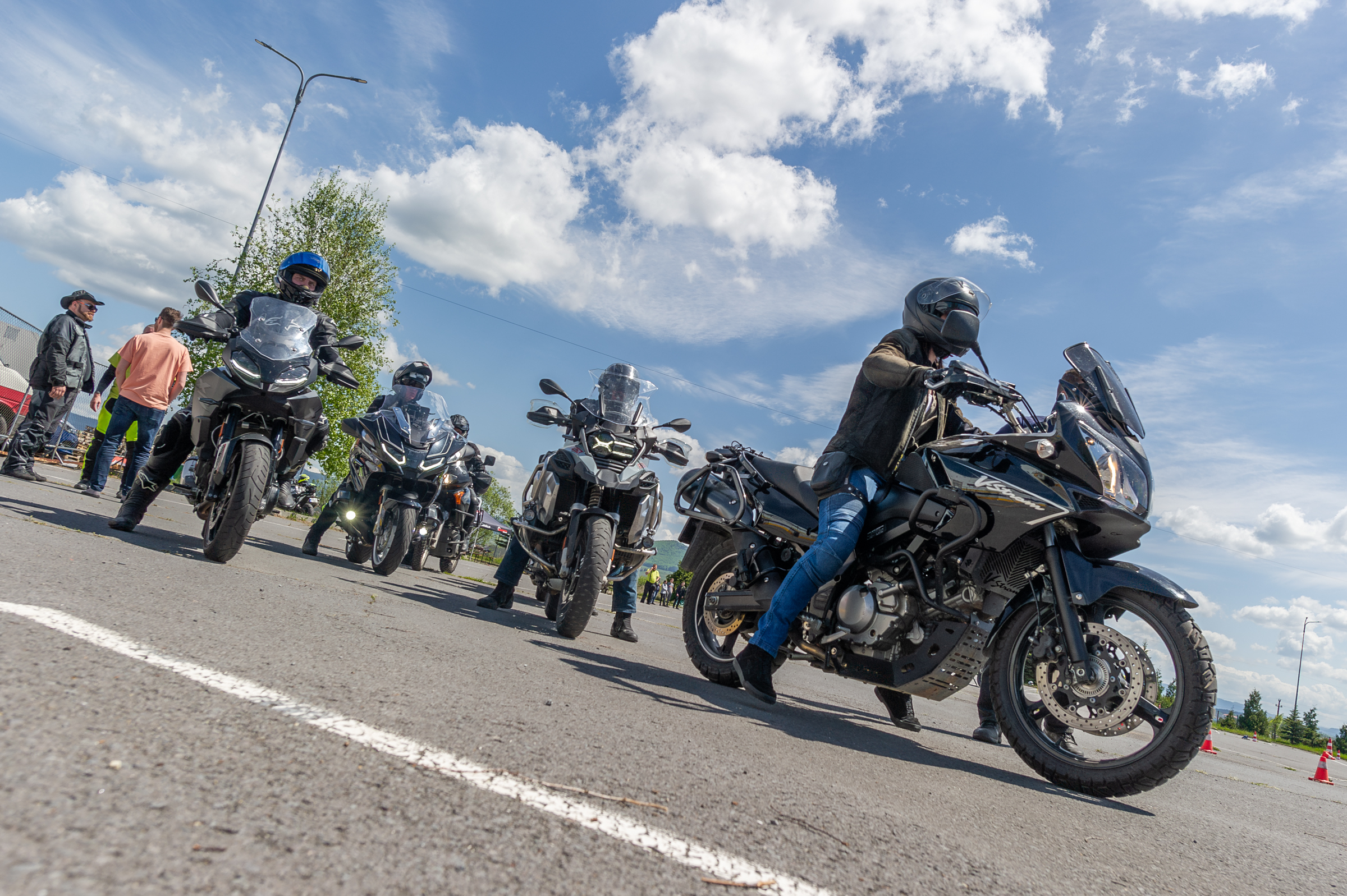 Közlekedésbiztonsági bemutatókkal és felvonulással nyitják meg a motoros idényt Váradon