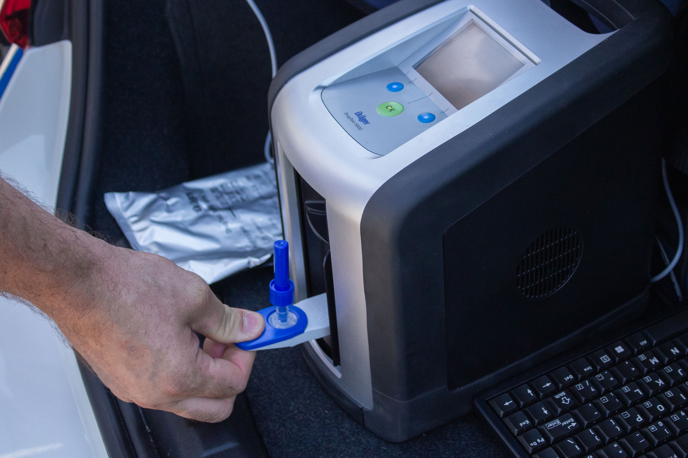 Őrizetbe vették: bedrogozva, ittasan és jogosítvány nélkül vezetett