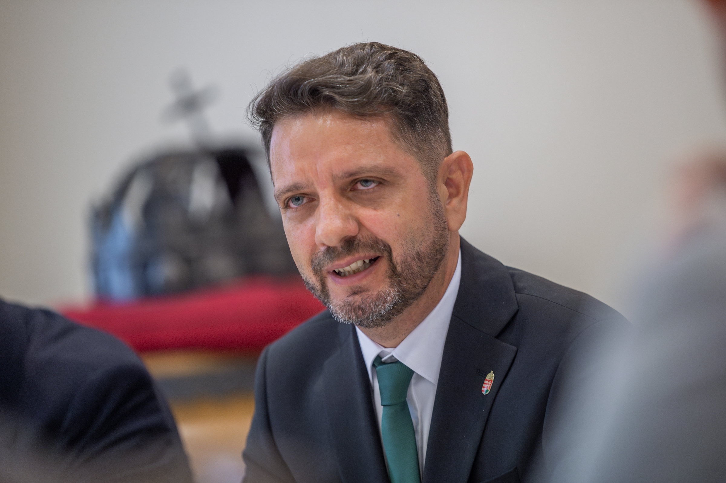Ennyi volt, visszahívták a csíkszeredai főkonzult