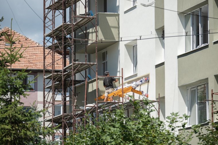 Két munkás lezuhant egy állványról, egyikük meghalt, a másik súlyosan megsérült