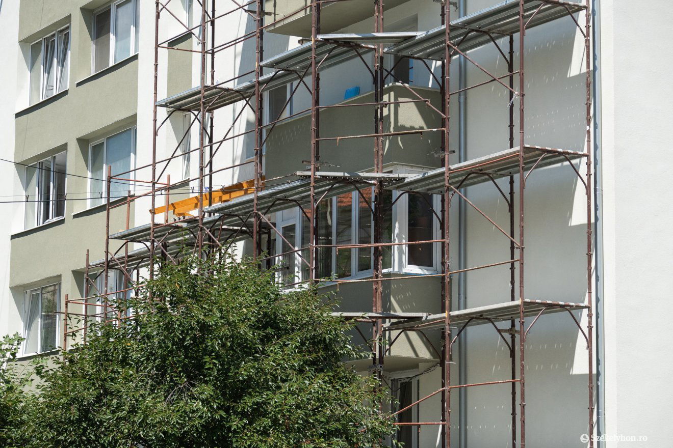 Ingyenesen hőszigetelnek több tömbházlakást Nagyváradon