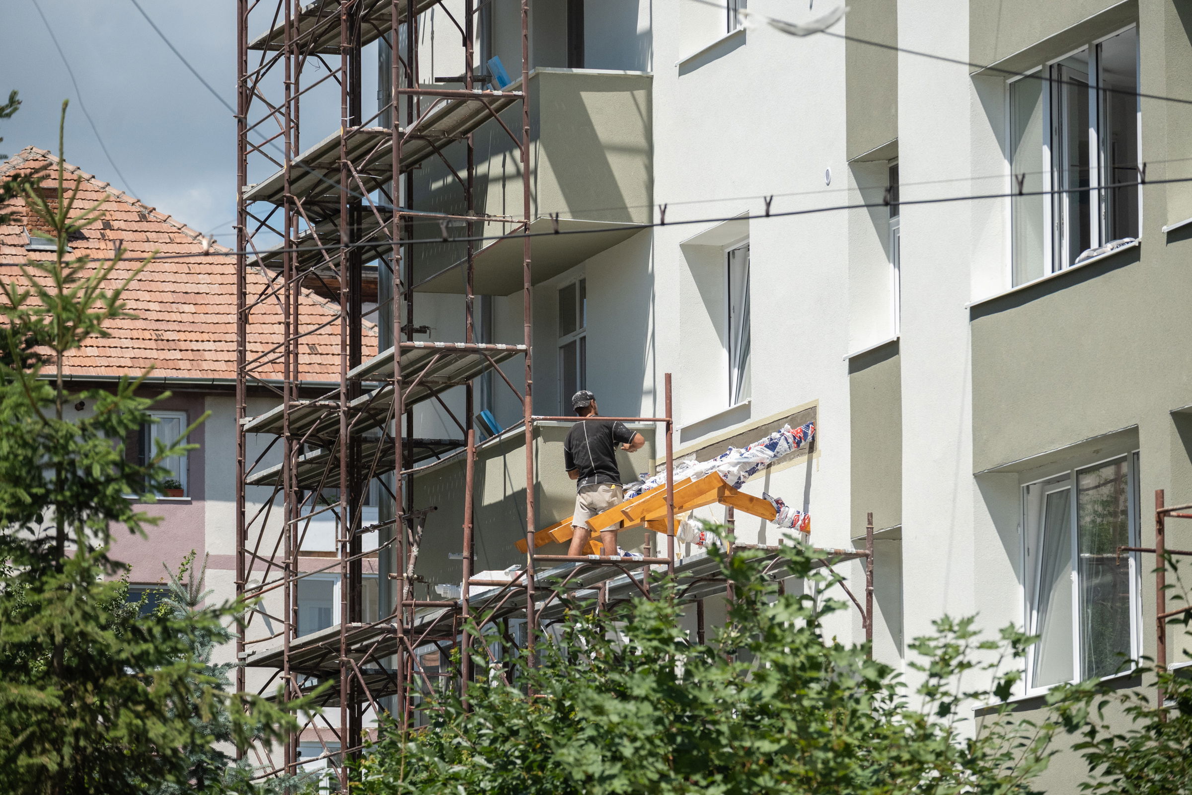 Két munkás lezuhant egy állványról, egyikük meghalt, a másik súlyosan megsérült