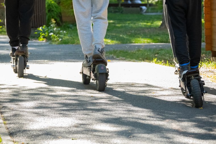 Kitilthatják az elektromos rollereket Nagyszalonta központi parkjából