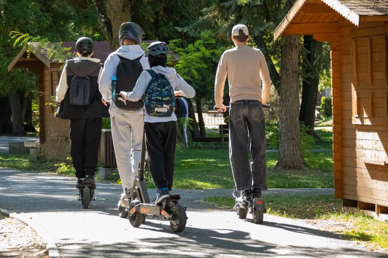 Tervezet: közlekedési tanfolyam elvégzéséhez kötnék a rollerezést
