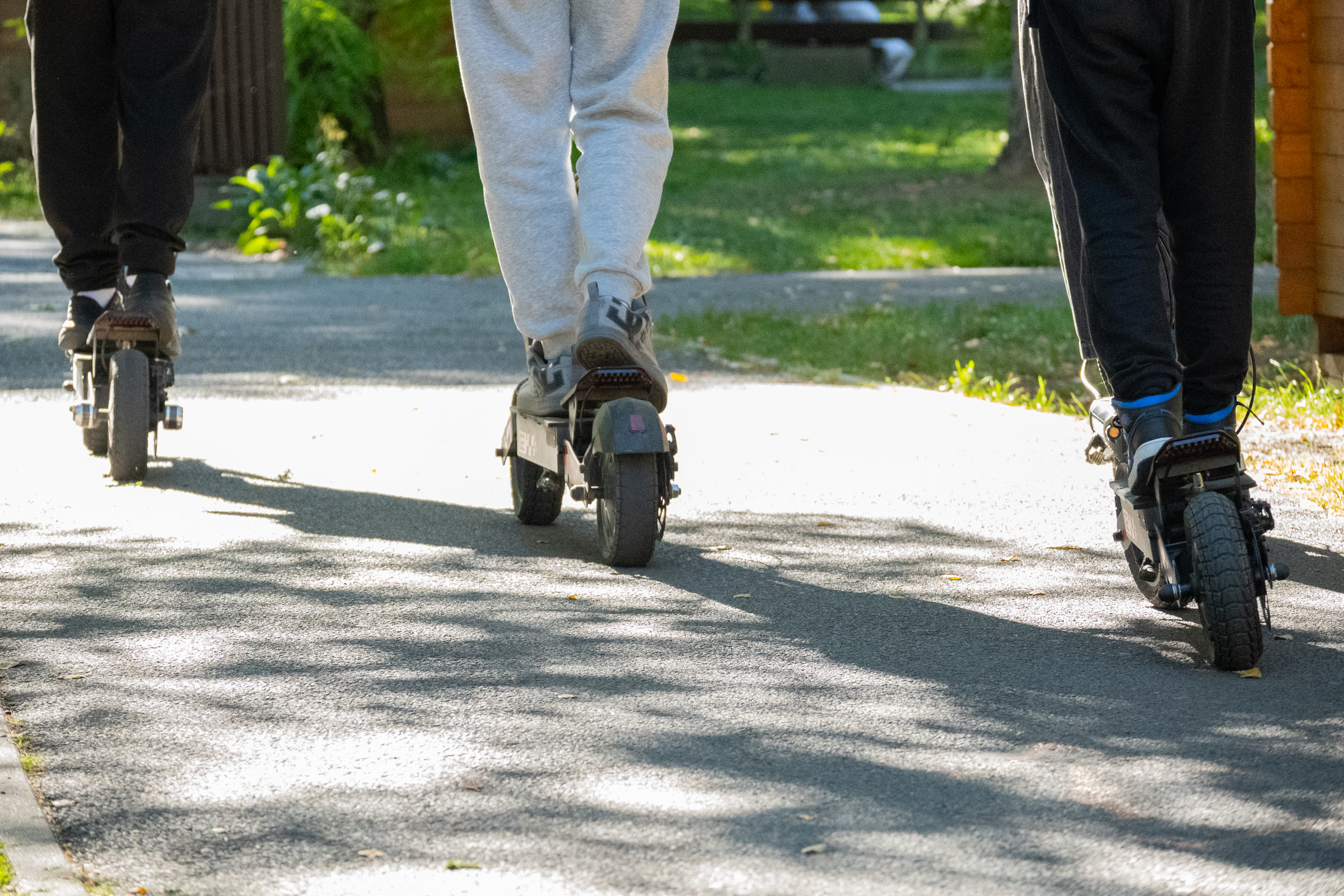 Kitilthatják az elektromos rollereket Nagyszalonta központi parkjából