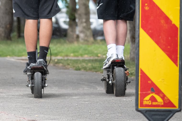Bevezetnék a bukósisak-kötelezettséget minden rolleresre, de a Bolt és a Lime ellenzi