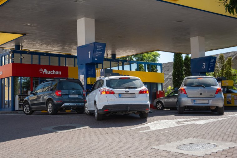 Tizenegy lejből húsz bani mínusz: elindultak lefelé az üzemanyagárak
