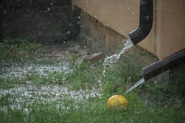 Ma este nem kell locsolni: heves szél és kiadós eső érkezik Bihar megyébe