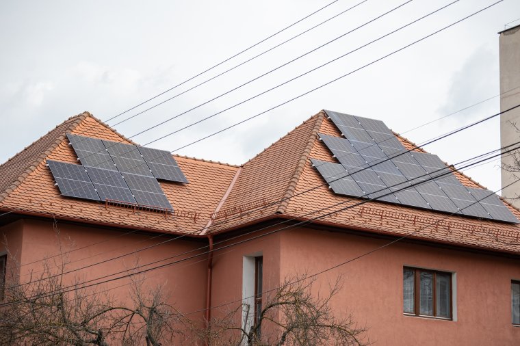 Új szabályok a napenergia-termelő fogyasztóknak: jelentős könnyítések érkeznek