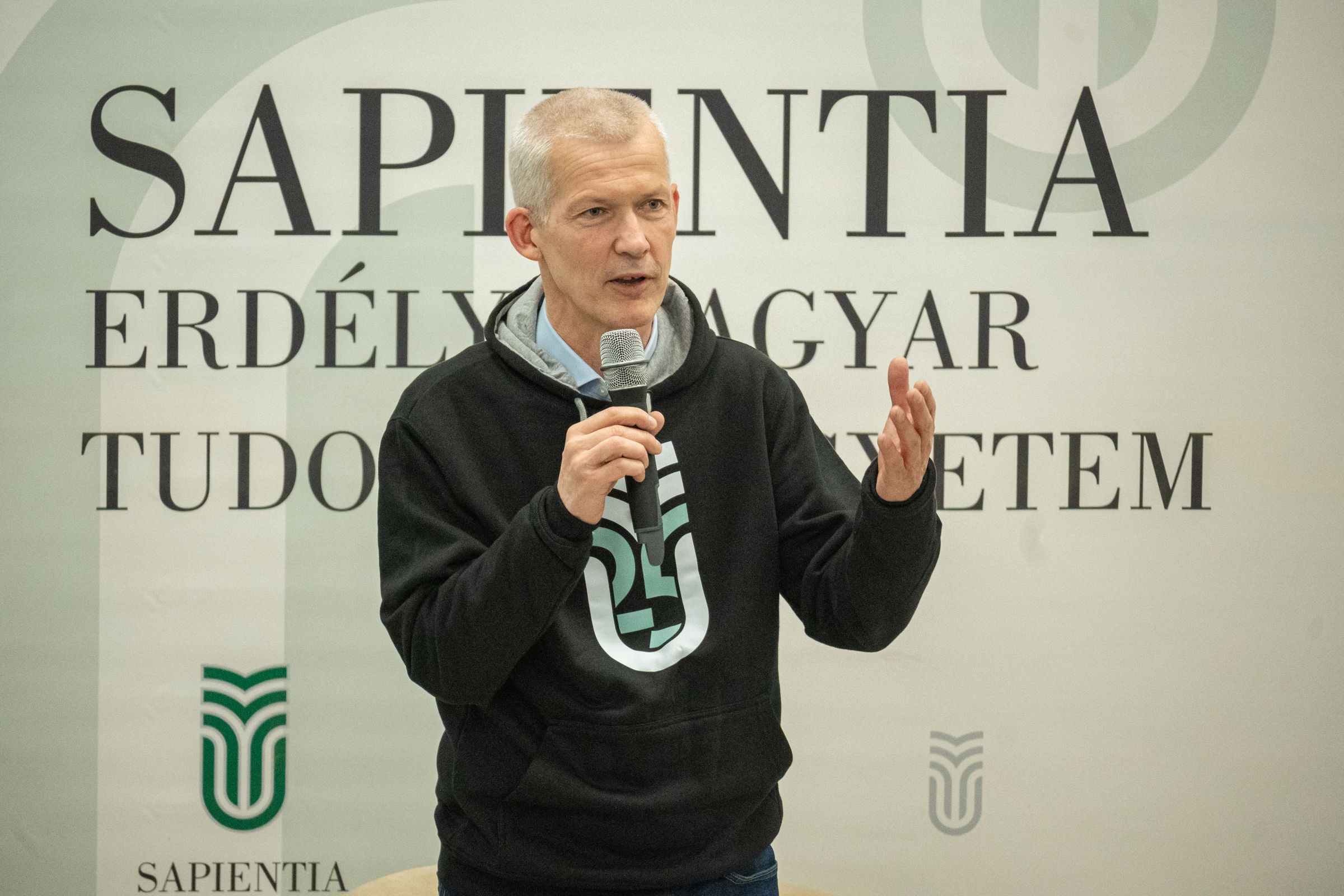 „Kötéltánc” a világ és Erdély között. Tonk Márton a 25 éves fennállását ünneplő Sapientia küldetéséről