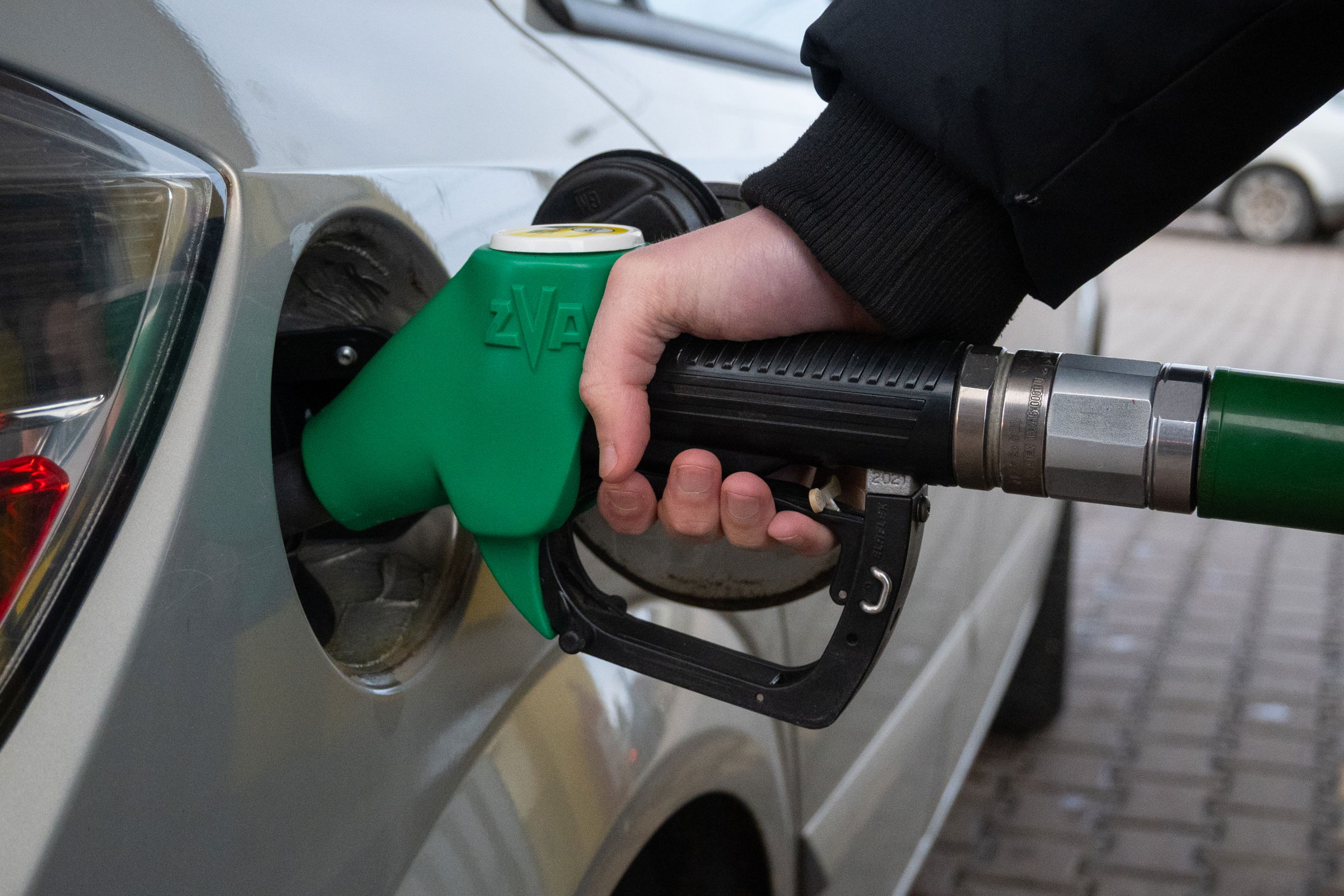 Több megoldási lehetőség is felmerült a két számjegyű üzemanyagár elkerülésére