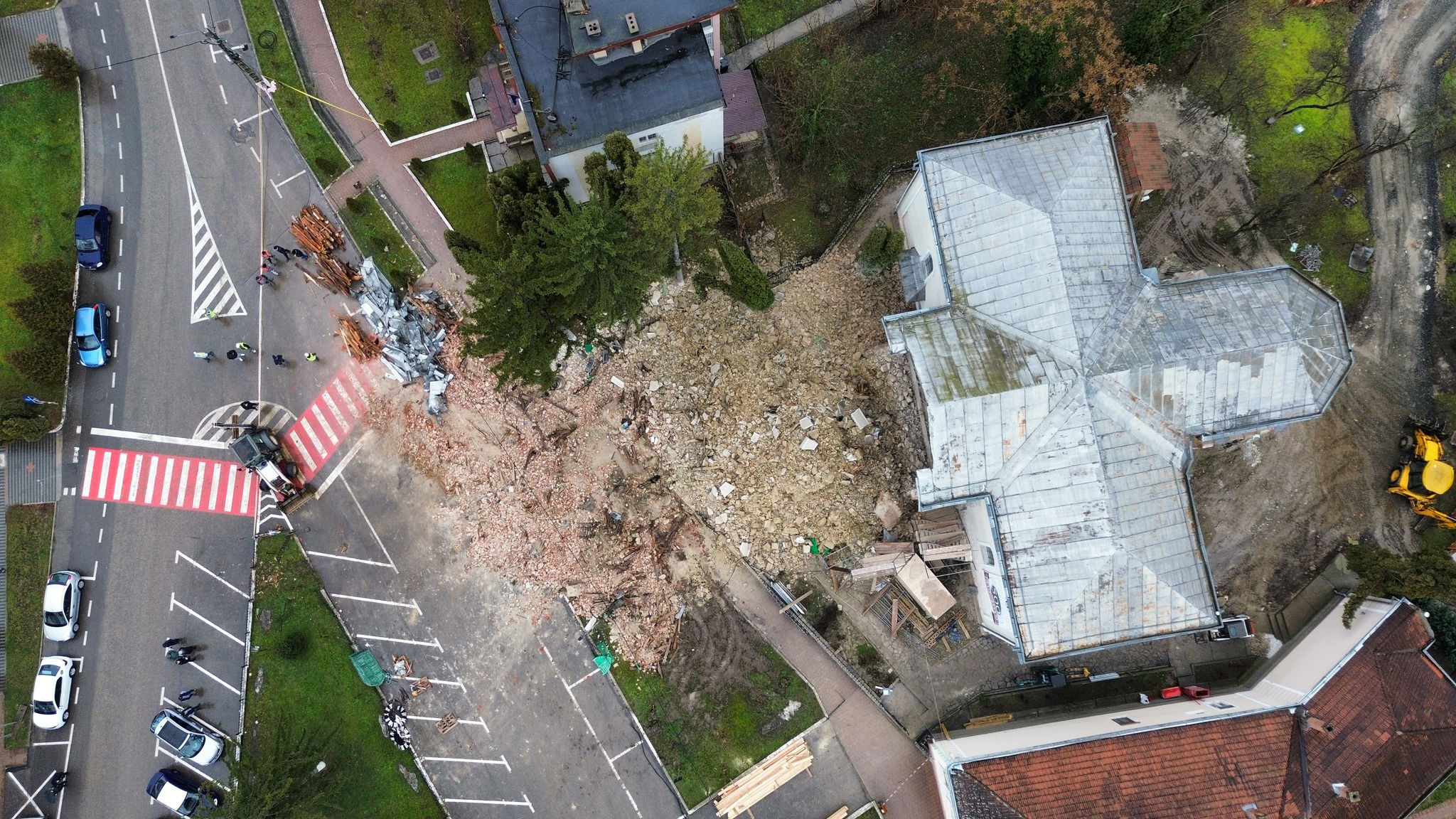 Vizsgálódik a rendőrség a szilágycsehi templomtorony leomlásának ügyében