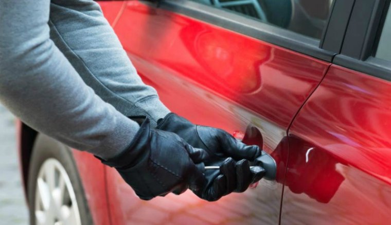 Két óra alatt négy autót tört fel és kettőt lopott el egy 22 éves fiatal