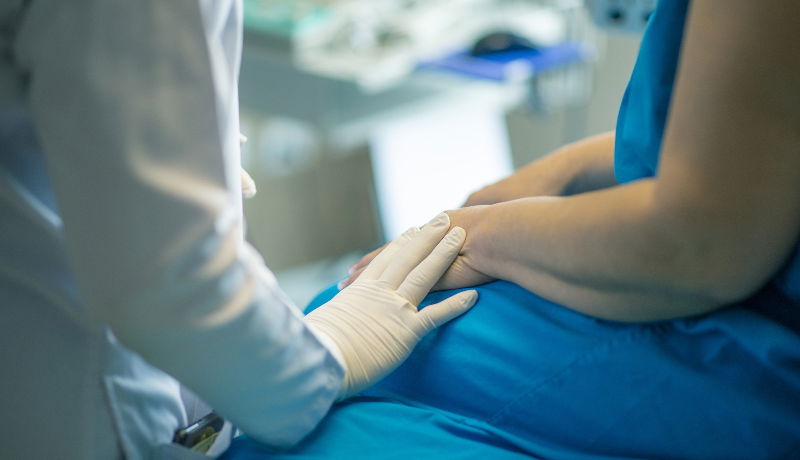 Törvénymódosító tervezet: már az első naptól az állam fizesse az alkalmazottak betegszabadságát