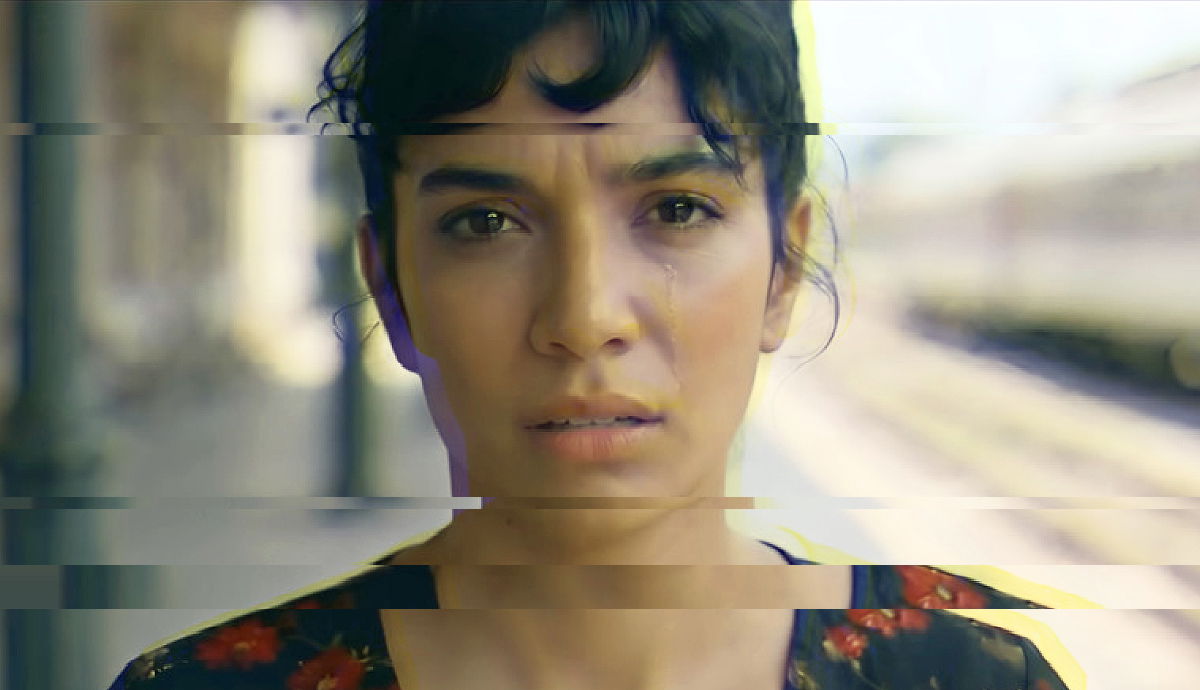 Egy MI-„énekesnő” berúgta az ajtót és azóta megy a kultúrhiszti a mioritikus hazában