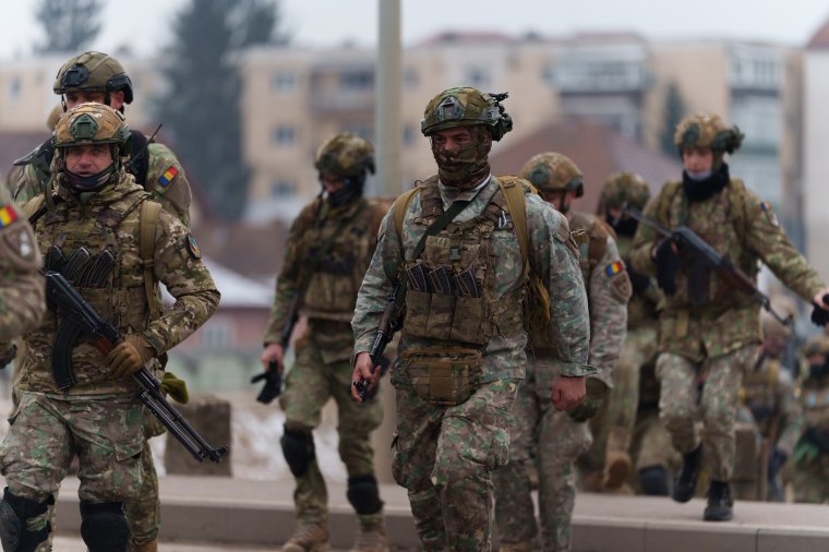 Védelmi miniszter: Nem csökkennek a katonai nyugdíjak és a fizetések sem