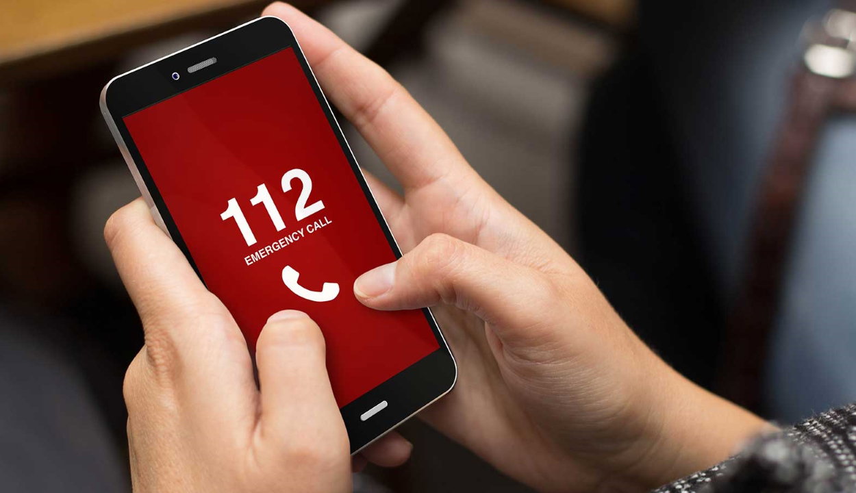 Hamis segélyhívás miatt rohanták le a rendőrök egy ártatlan ember otthonát