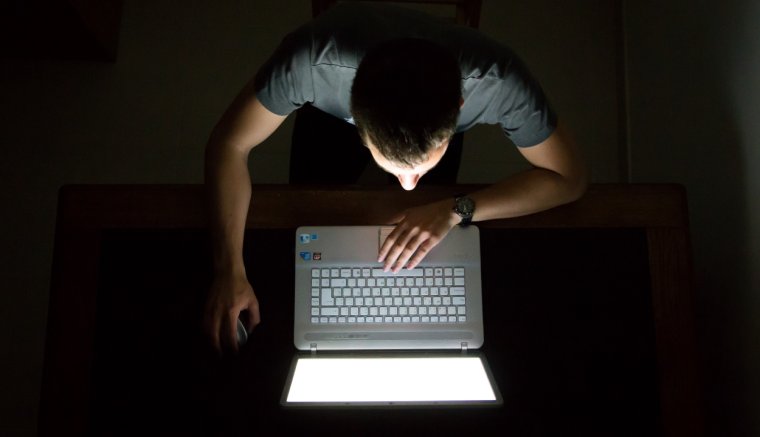 Előzetesből házi őrizetbe került a gyermekpornográfiával vádolt szalontai férfi