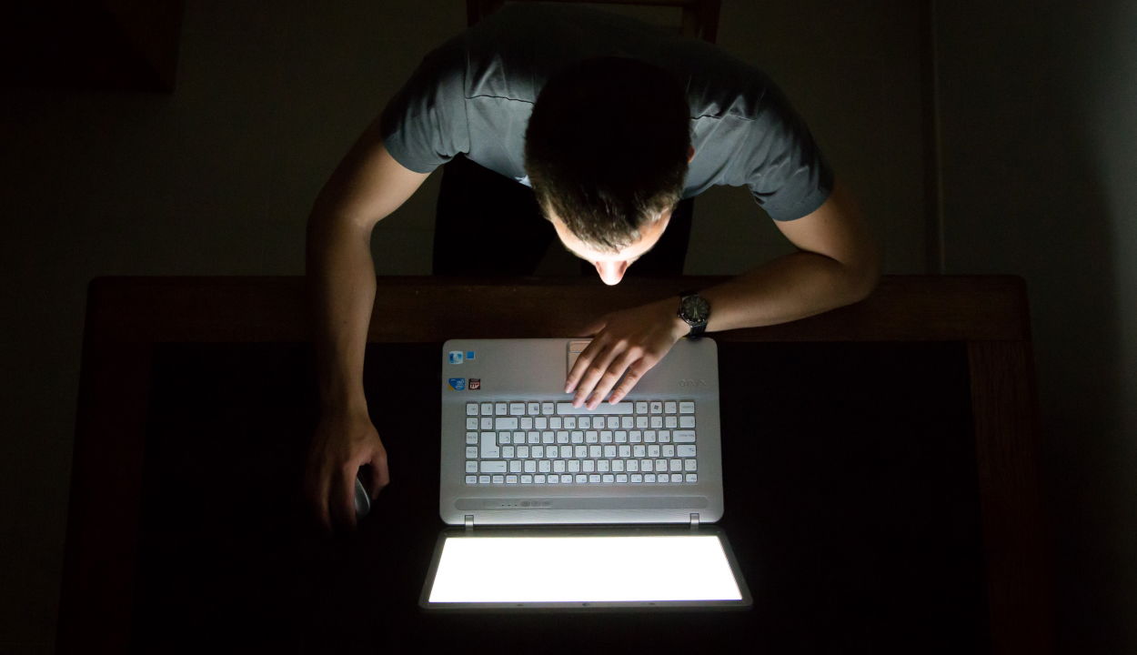 Előzetesből házi őrizetbe került a gyermekpornográfiával vádolt szalontai férfi