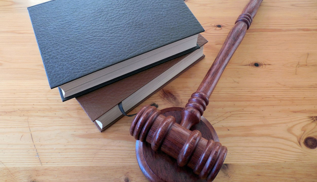 Részben felfüggesztené fizetésüket a munkájukat részlegesen beszüntető bíráknak és ügyészeknek Bolojan