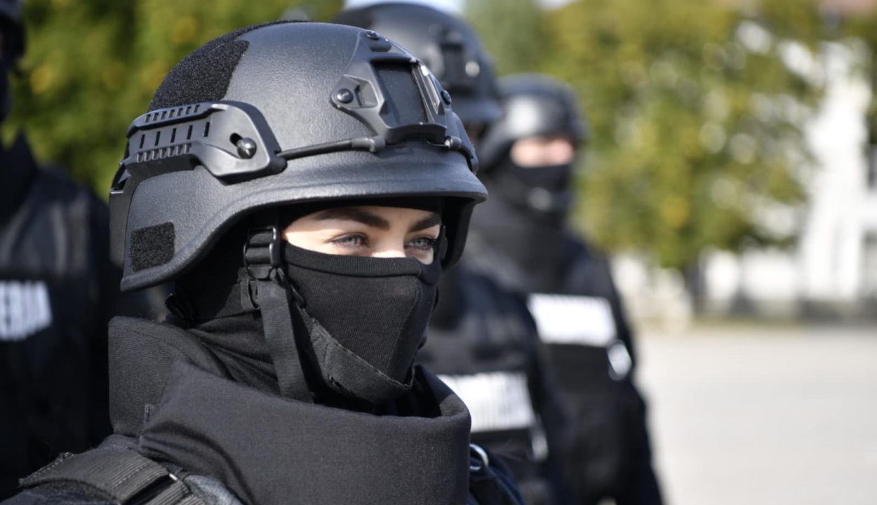 Áttörték a kordont a tüntető juhtenyésztők, könnygázt vetettek be a csendőrök
