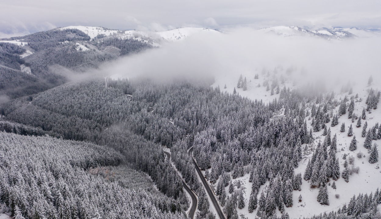 Csütörtök estig az egész országban hideg, szeles és csapadékos időjárás várható, a hegyekben havazhat is
