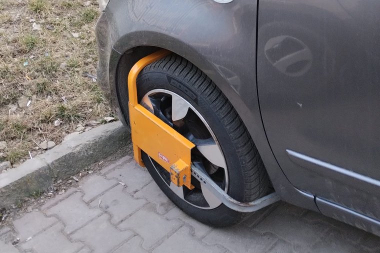 Drága lehet a bevásárlás: kerékbilincset is kaphat az autós a szupermarket parkolójában