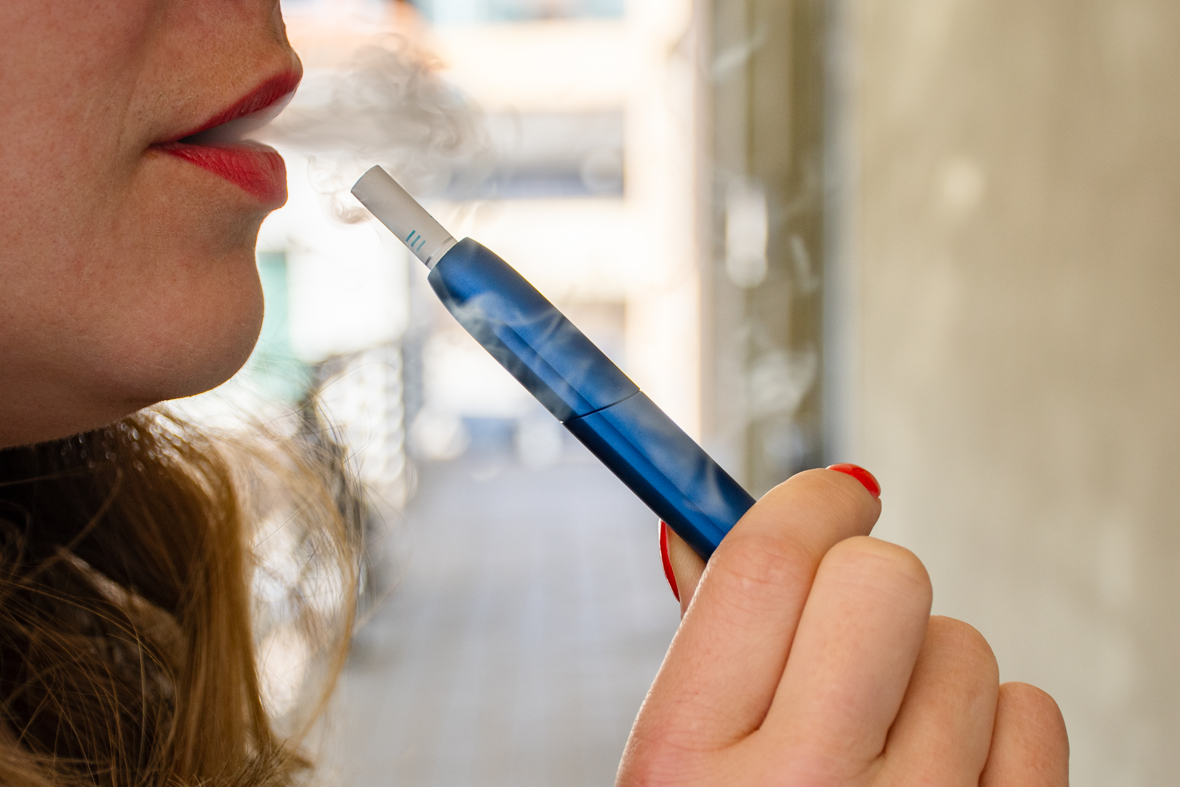 Szigorítanák az e-cigaretták és a dohányhevítők használatát